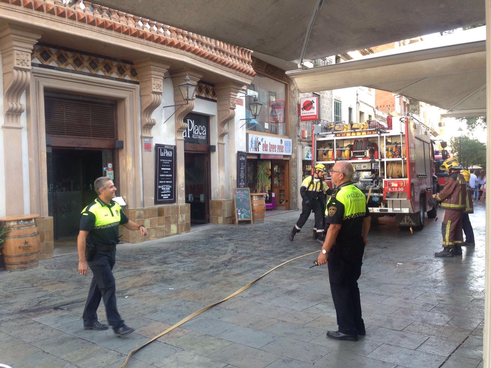 Els Bombers treballant al lloc dels fets (Cal Gerrer)  FOTO: Artur Ribera