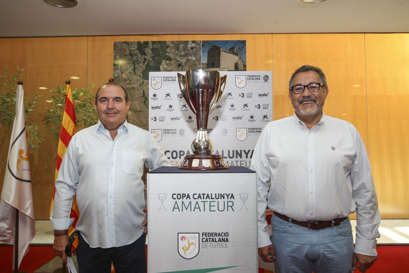 Martins Fernández, directiu del Sant Cugat Esport FC, a la dreta de la imatge, en la presentació de la final de la Copa Catalunya Amateur. FOTO: FCF