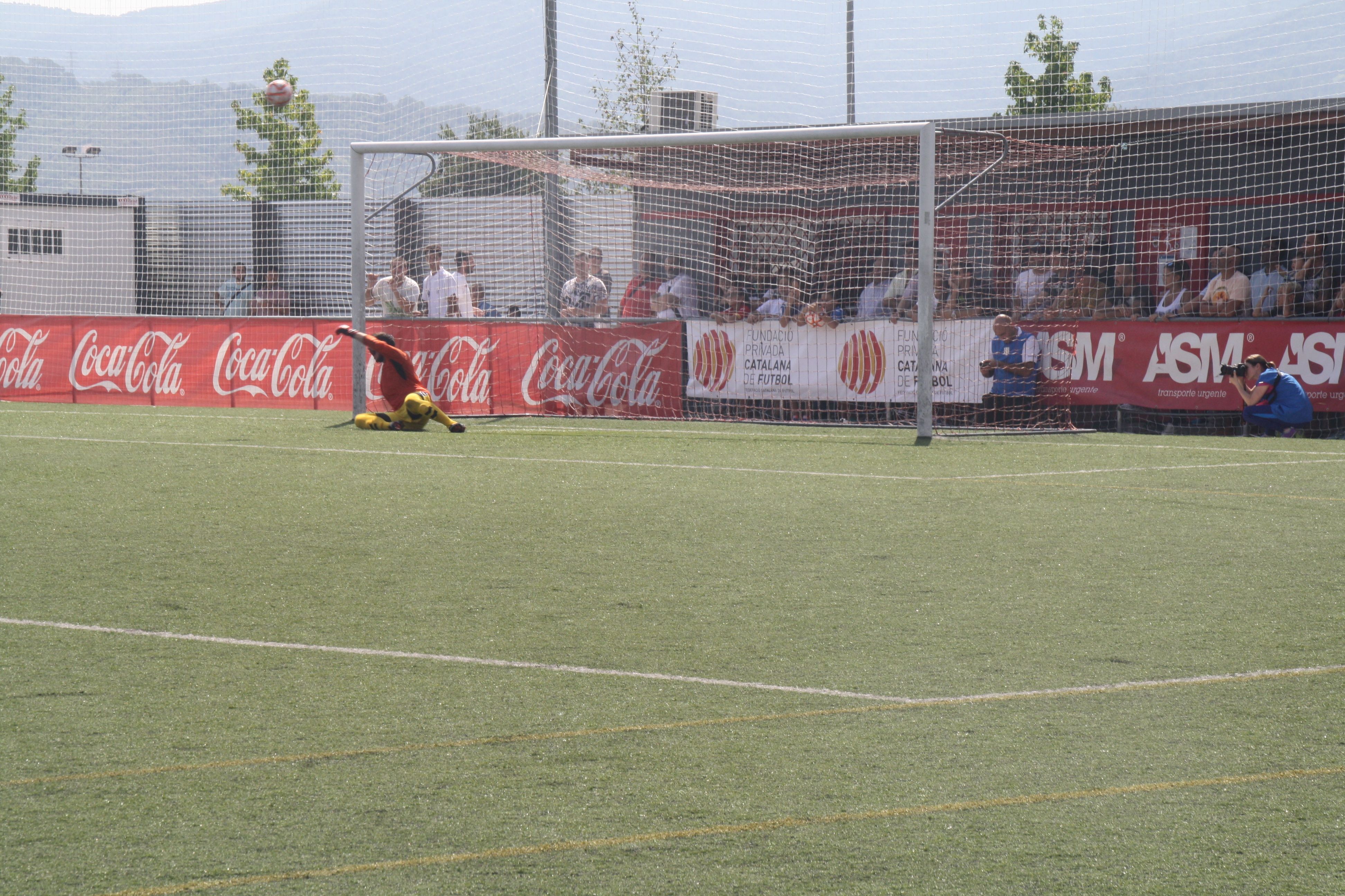 Acció de l'últim penal, que el Sant Cugat ha xutat a fora. FOTO: Àlex López Puig