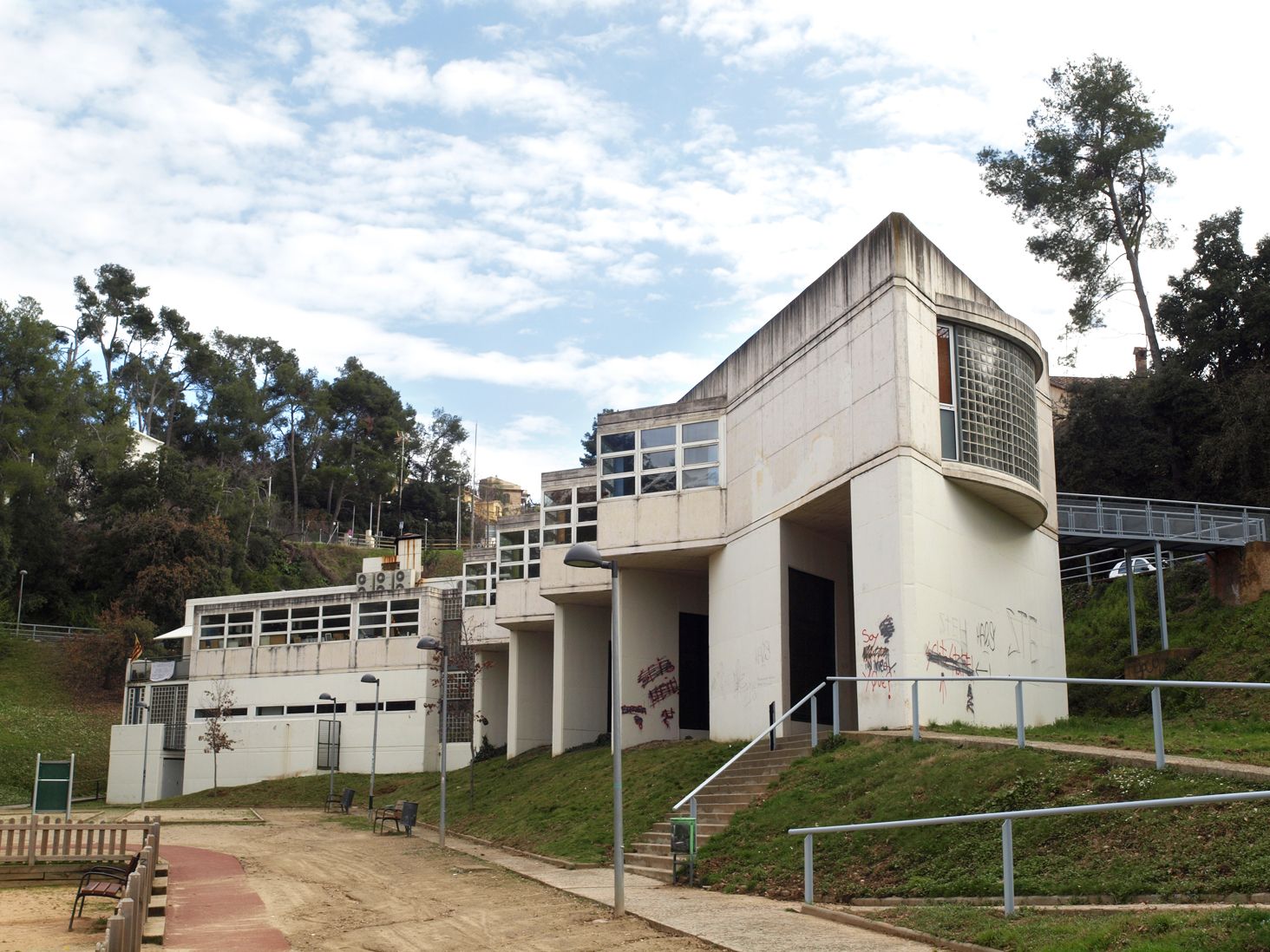 El Centre Social i Sanitari de la Floresta està a tocar de l'estació. Els baixos ara són oberts i no s'utilitzen FOTO: Artur Ribera