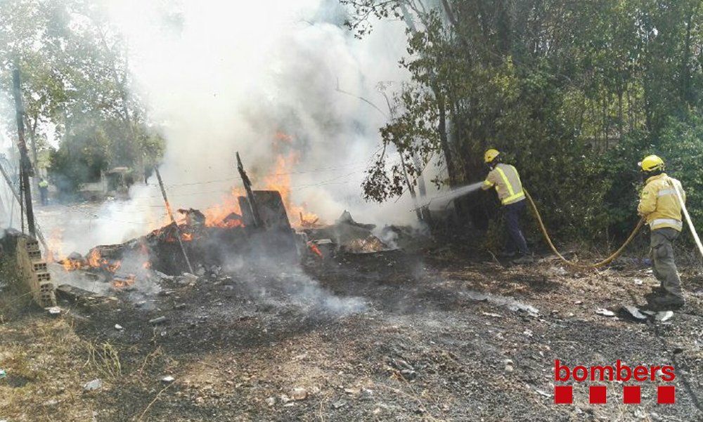 Imatge dels Bombers durant les tasques d'extinció del foc FOTO: Bombers de la Generalitat 