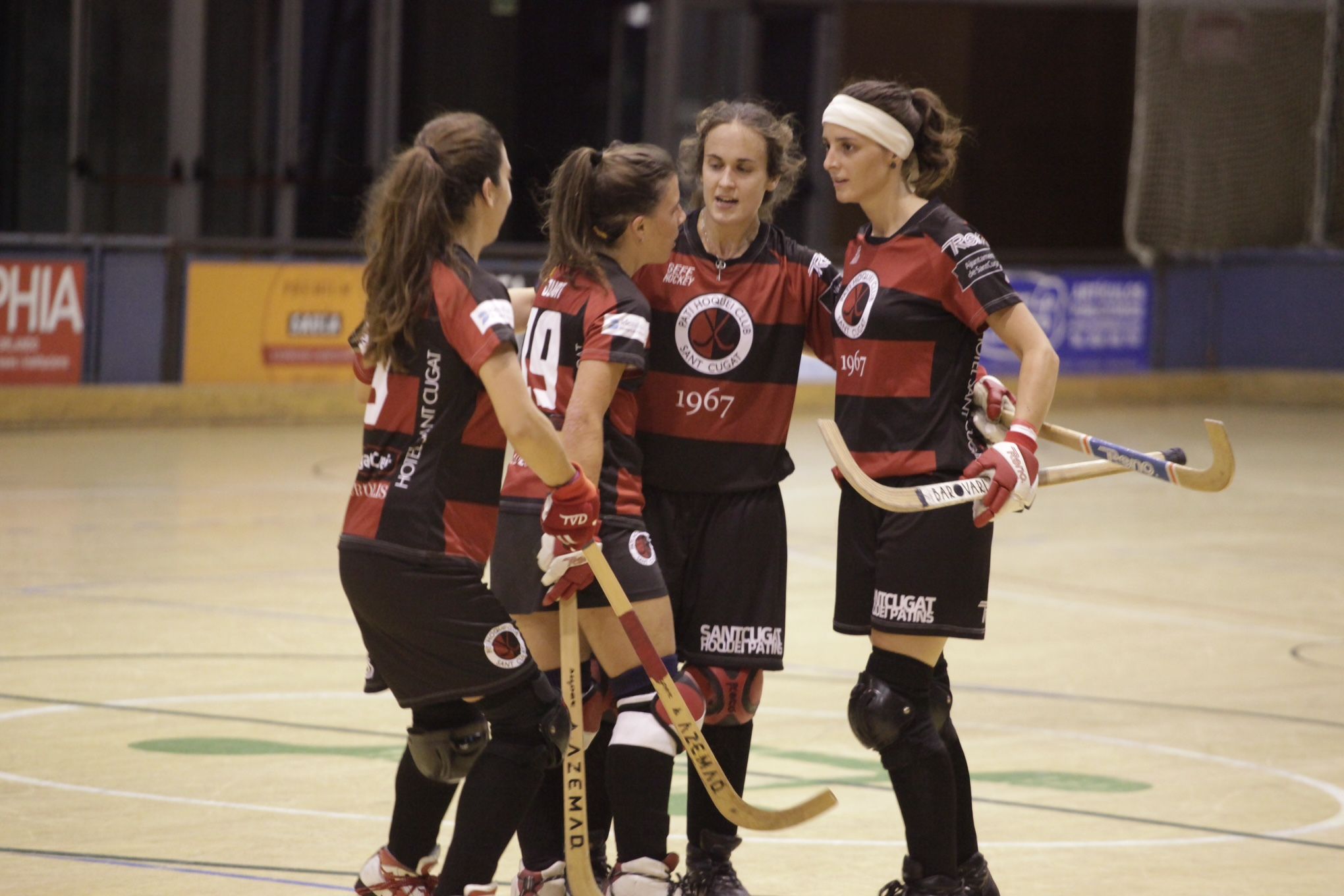 Ester Ferrer, tercera a la dreta de la fotografia, autora de tres dels quatre gols del PHC Sant Cugat. FOTO: Artur Ribera