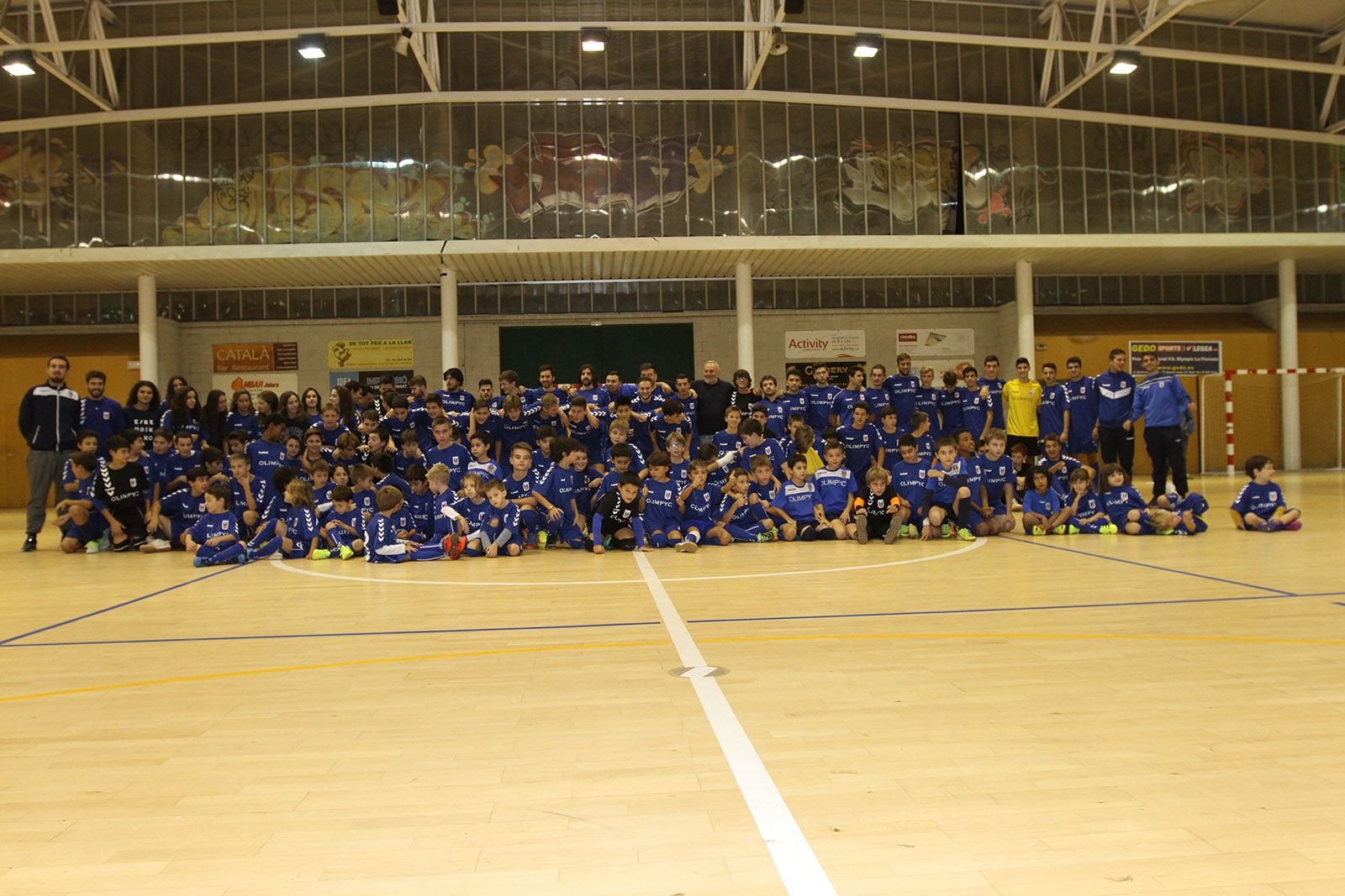 Foto de família de jugadors i entrenadors de l'Olimpyc Floresta FS. FOTO: Haidy Blanch