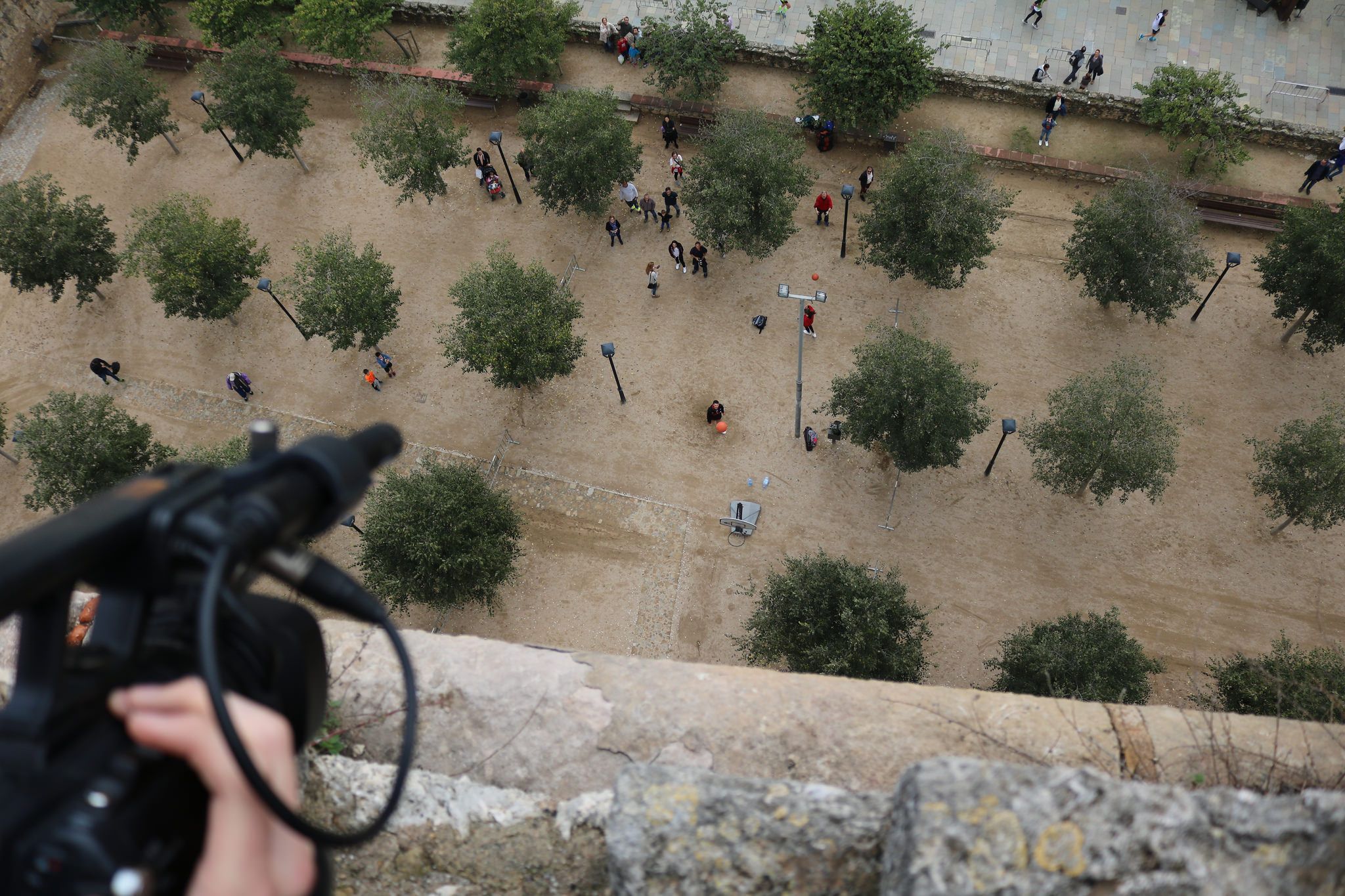 La distància entre el campanar del Monestir i el terra és de 50 metres. FOTO: UESC