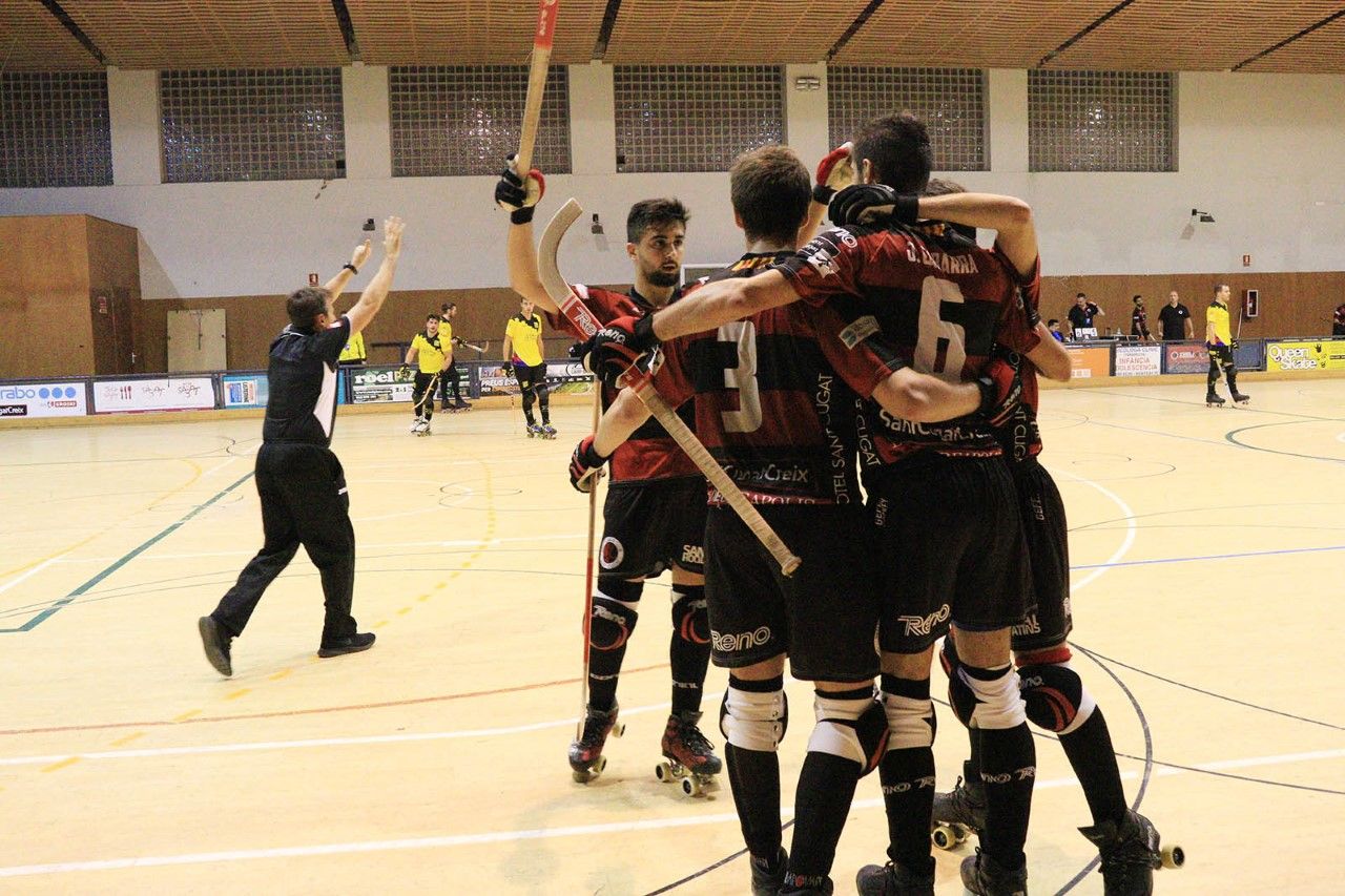 Els jugadors del Patí Hoquei Club Sant Cugat celebrant un dels 6 gols que han marcat al CH Mataró. FOTO: Lali Álvarez