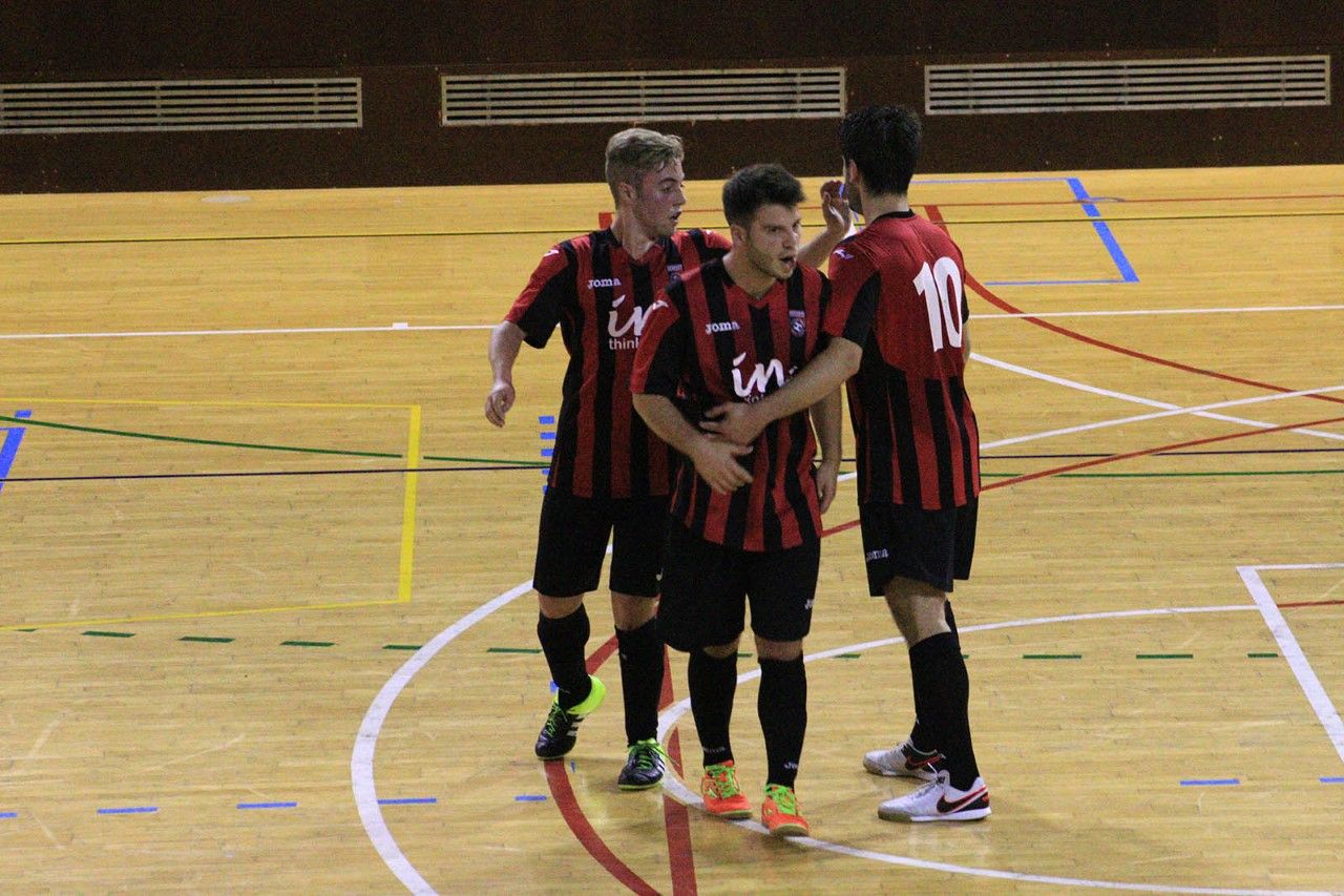 Alex, Xaus i Enric celebrant un dels 5 gols del FS Sant Cugat. FOTO: Lali Álvarez