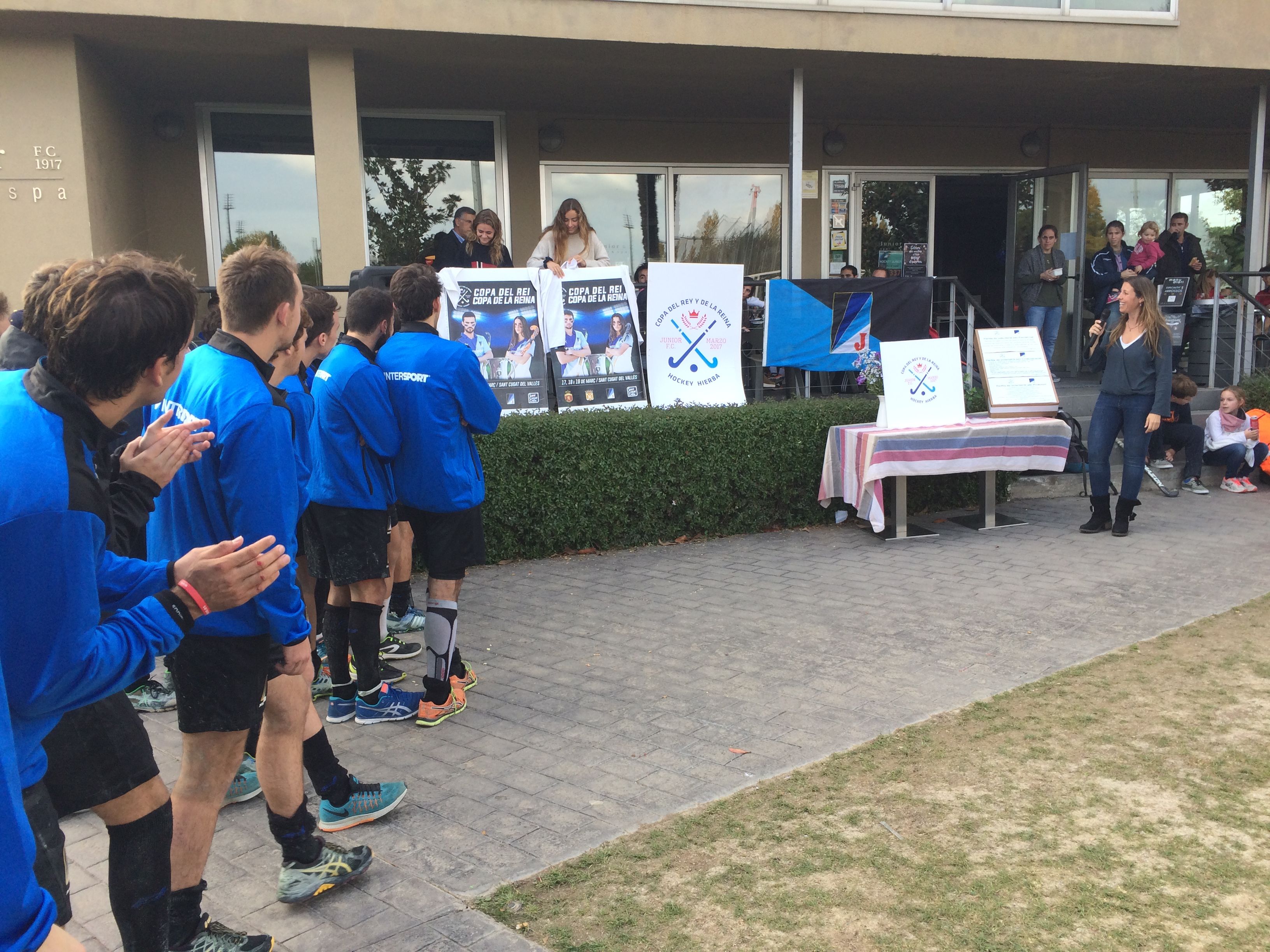 La presentació dels cartells s'ha fet a la terrassa del Junior FC. FOTO: Àlex López Puig