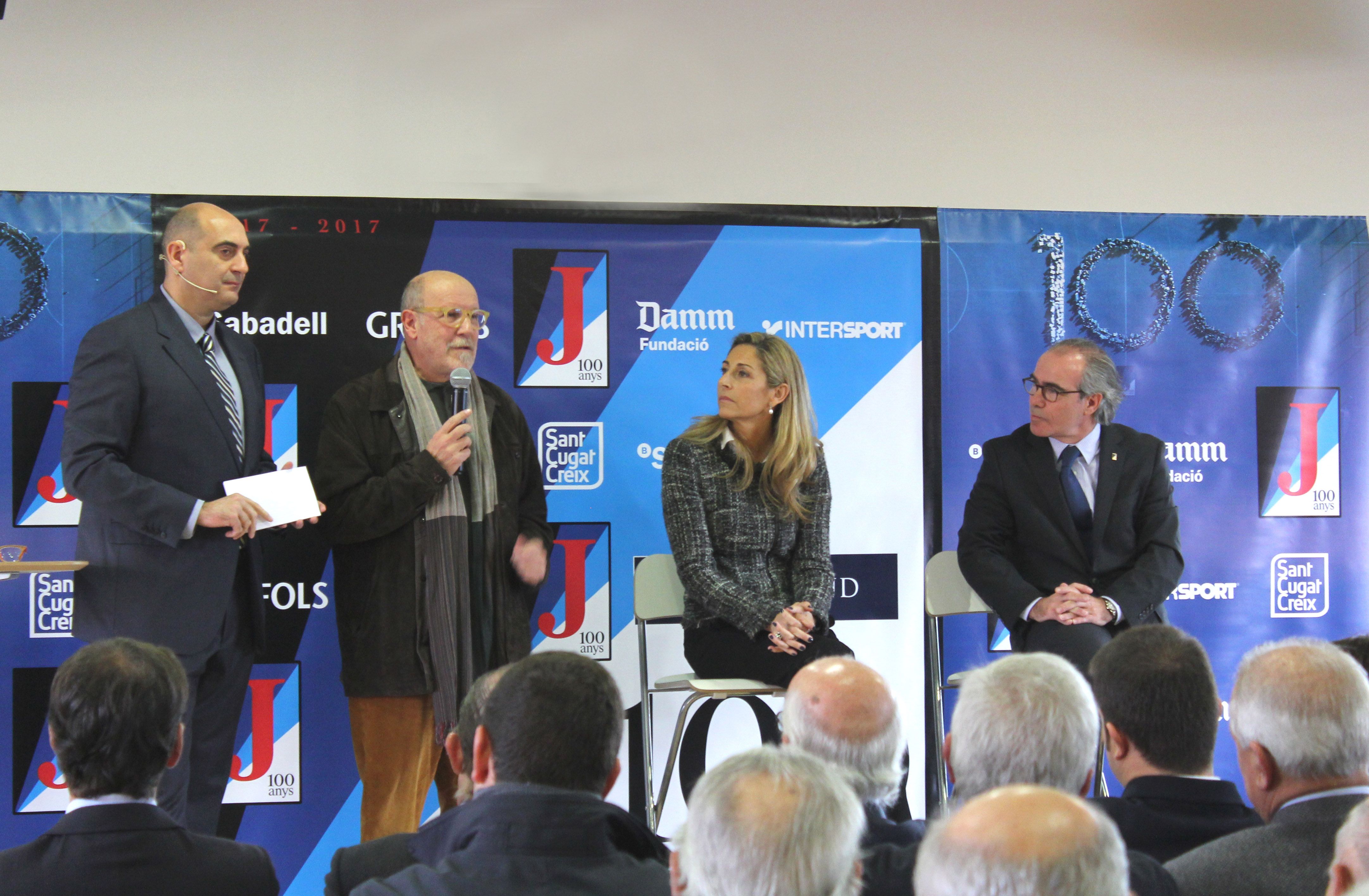 Calvet Serrahima, Amparo Sirvent i Rafael Espino en la presentació del logotip del centenari. FOTO: Junior FC