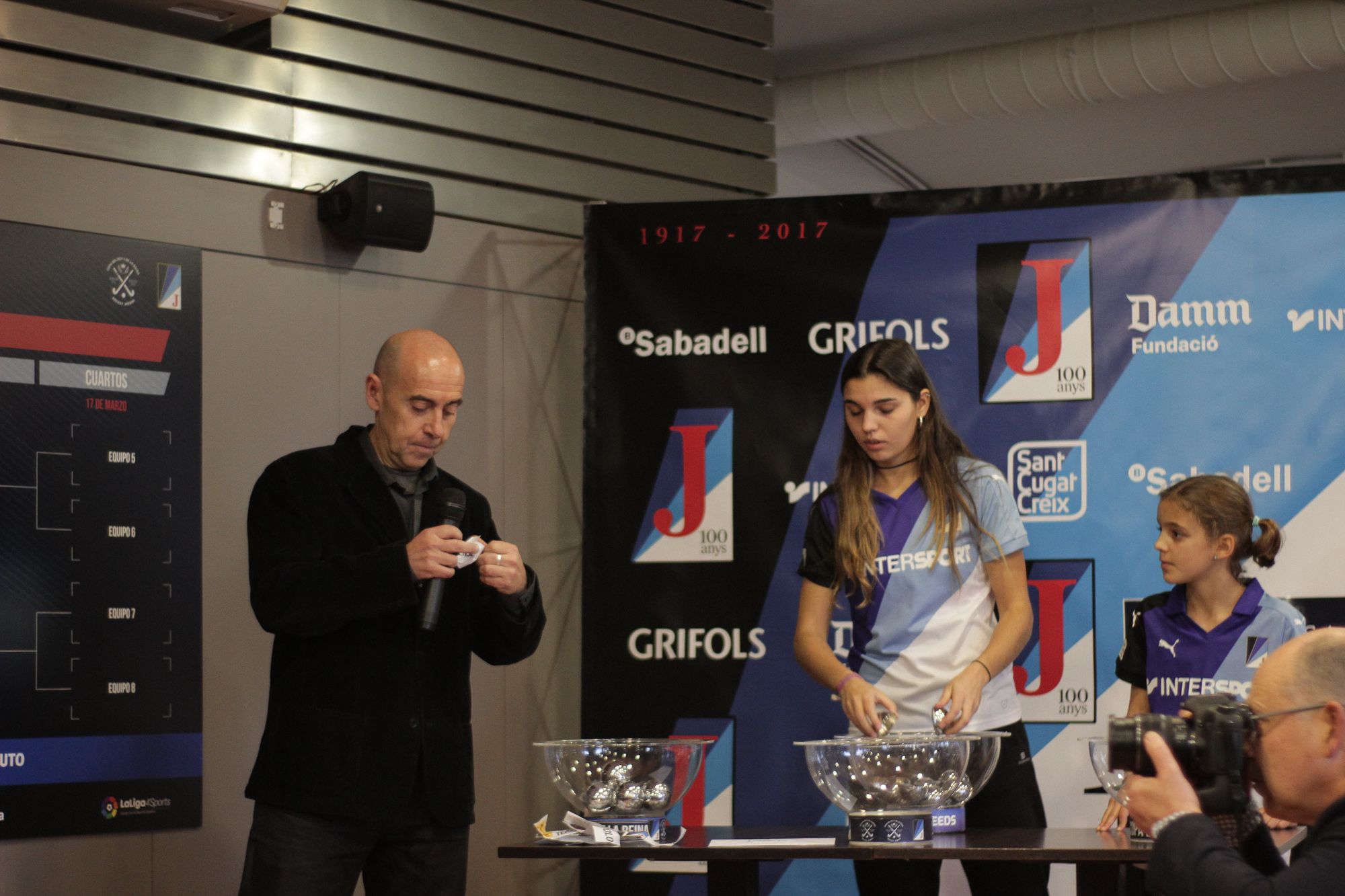 José Antonio Gil, Inés Borras i Anna Gil, en el sorteig de la Copa del Rei. FOTO: Ale Gómez