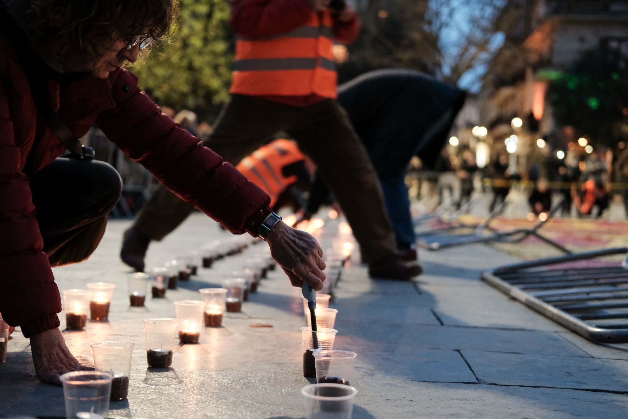 Encesa d'espelmes a Sant Cugat FOTO: Ale Gómez