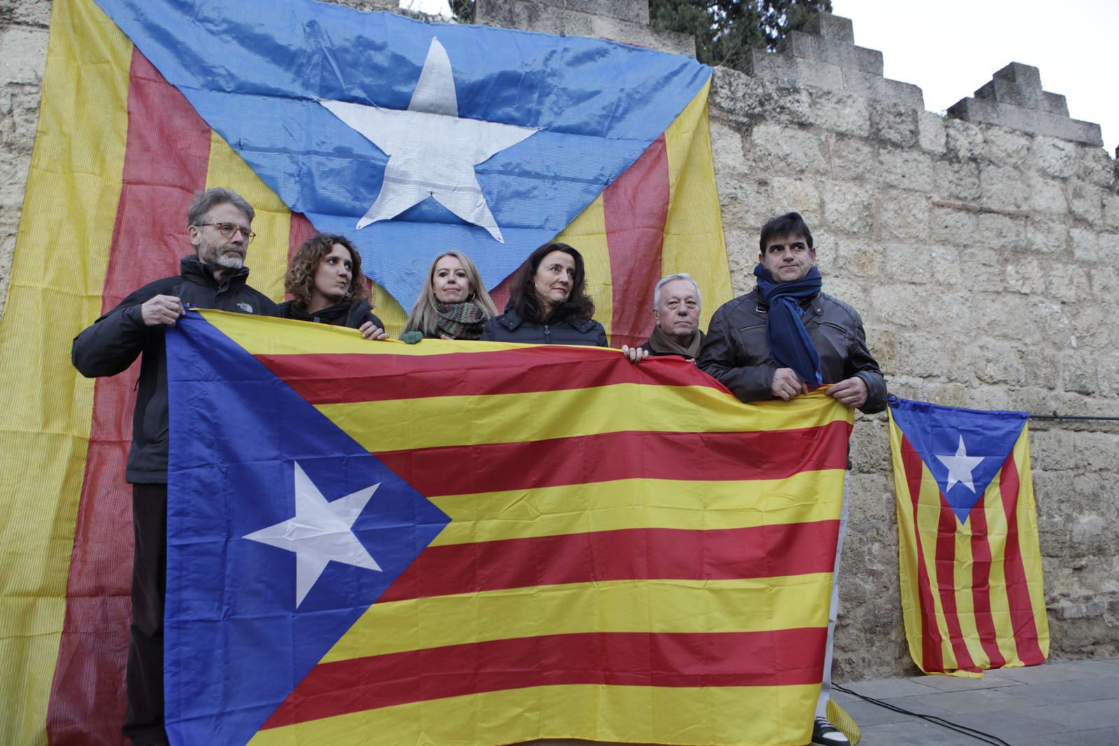 Els representants de les entitats i els dels partits independentistes FOTO: Artur Ribera 