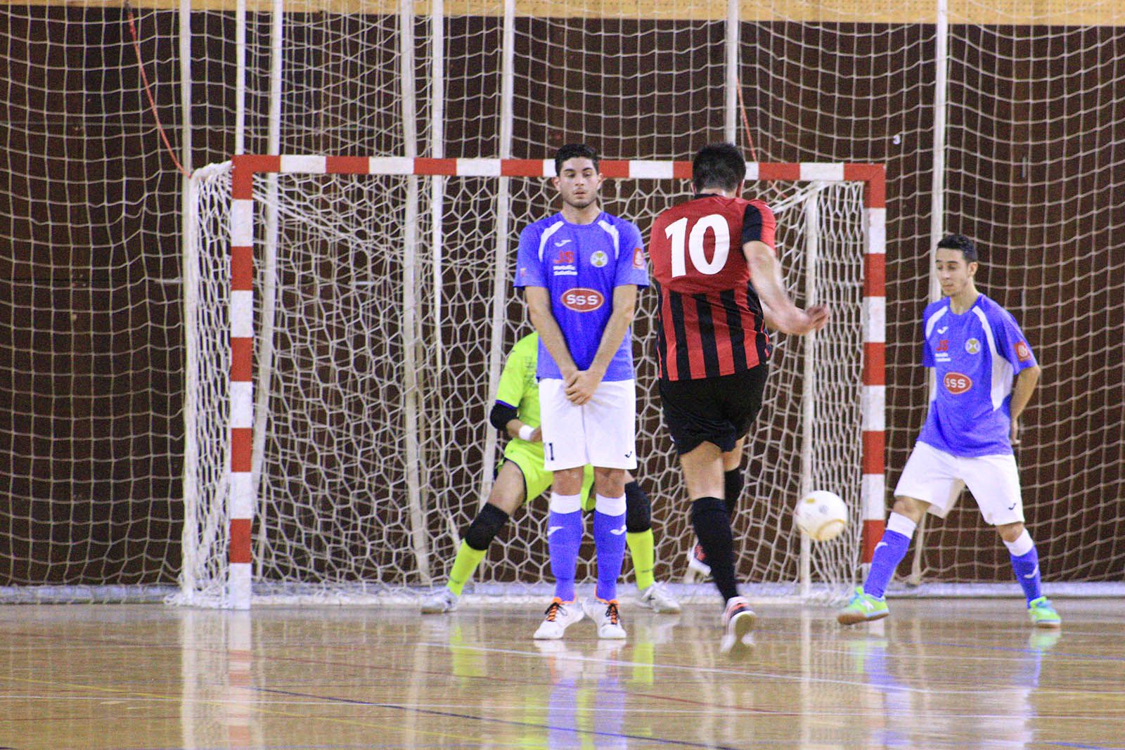 En aquesta acció, Enric ha fet el 4 a 3 quan faltaven 7 minuts per acabar el partit. FOTO: Lali Álvarez