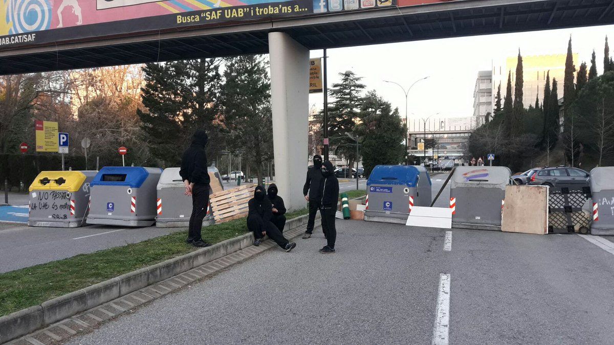 Estudiants impedint l'entrada a la Universitat Autònoma FOTO: Sindicat d'Estudiants dels Països Catalans