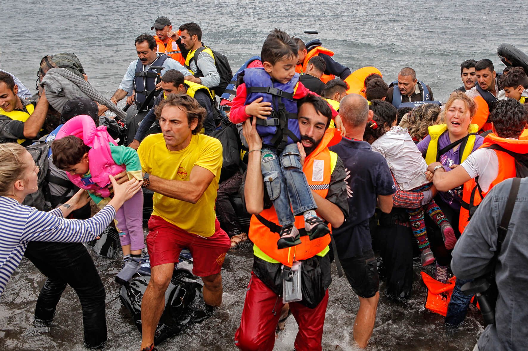 Els socorristes de Proactiva Open Arms realitzen la seva labor diària ajudant i rescatant als refugiats FOTO: Cedida