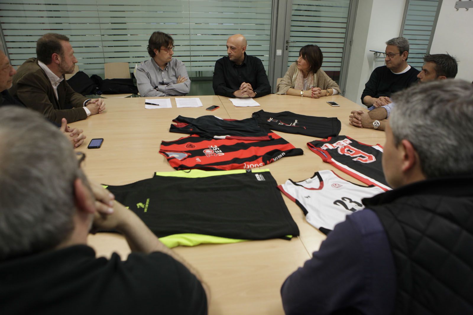 El candidat Vicenç Beltran, a l'esquerre de la imatge, i Dani José, al mig de la foto amb camisa negre, en l'acte. FOTO: Artur Ribera