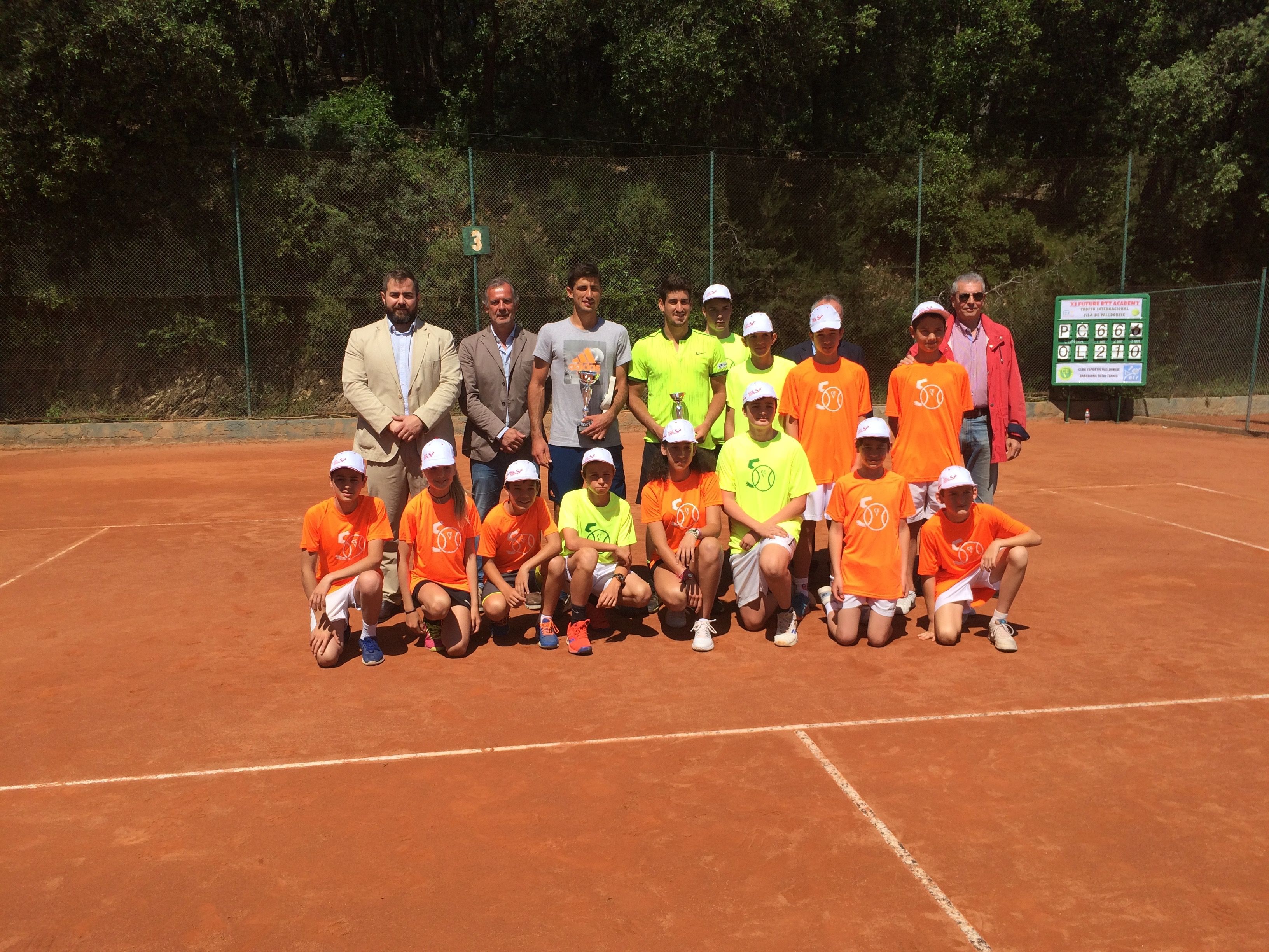 Els jugadors, les autoritats i els recull-pilotes. FOTO: Àlex López Puig