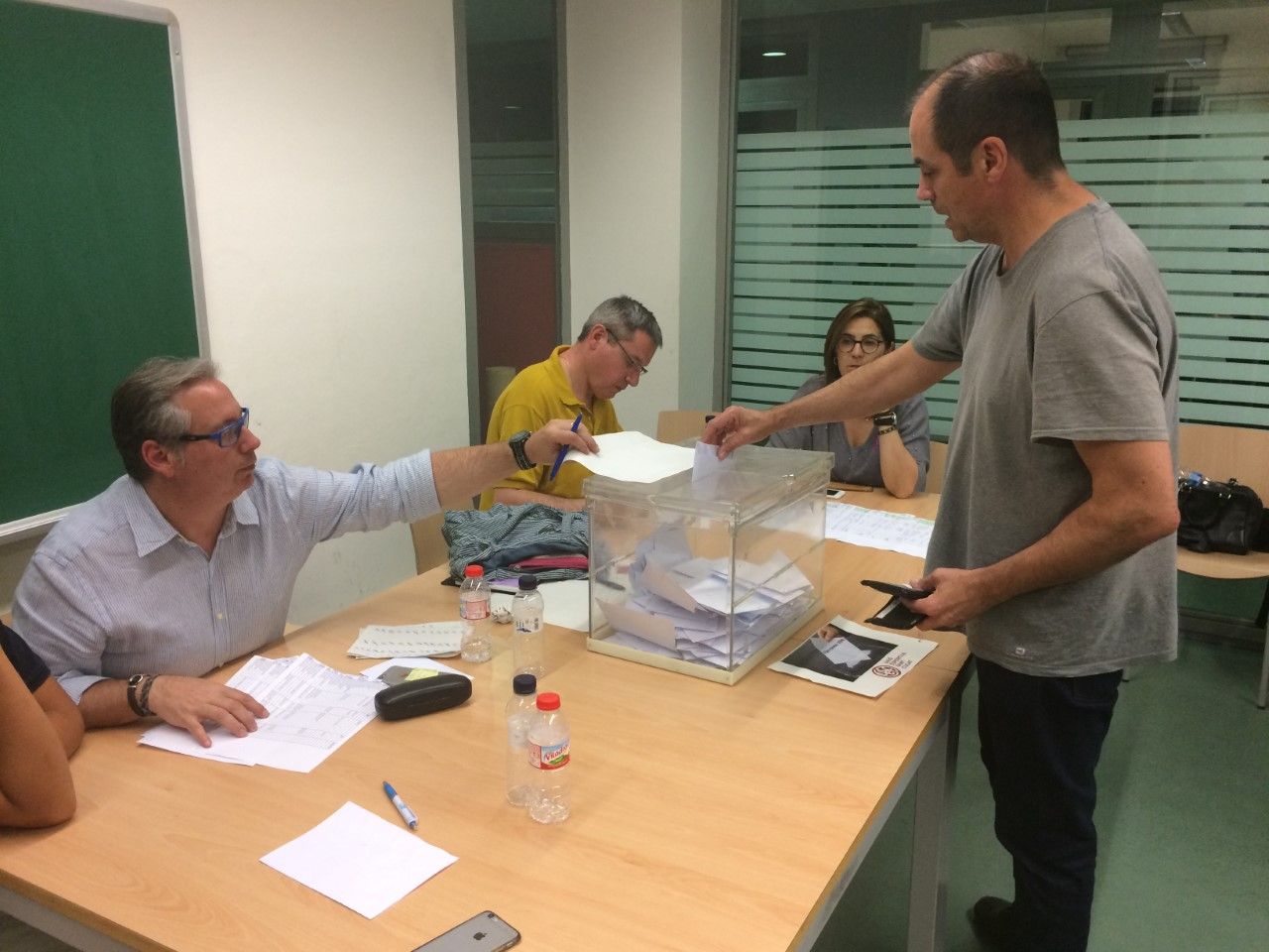 Un soci exercint el seu dret a vot. FOTO: Àlex López Puig