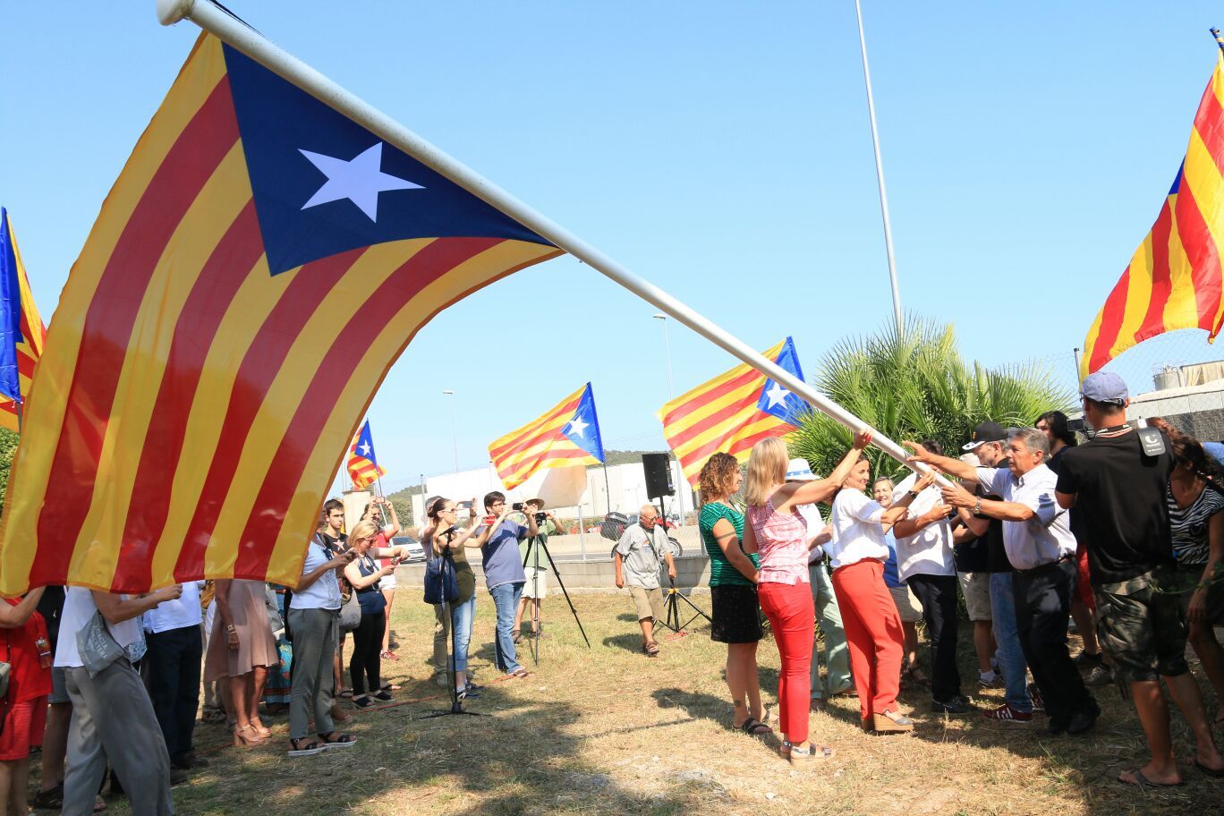 Hissada de l'estelada el 23 de juny a l'entrada de Sant Cugat  FOTO: Lali Álvarez