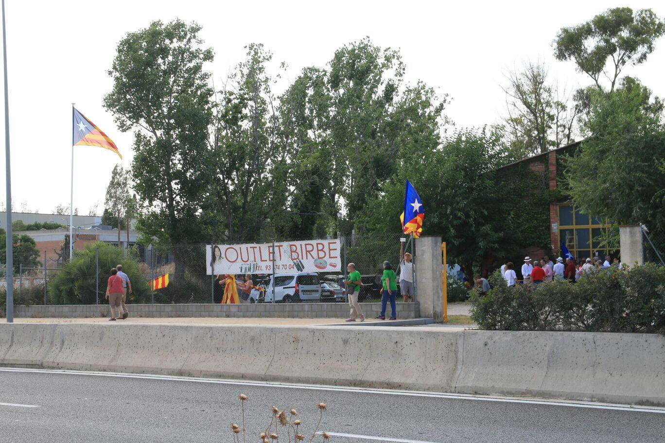 La bandera està ubicada en un terreny privat a l'entrada de Sant Cugat FOTO: Lali Álvarez