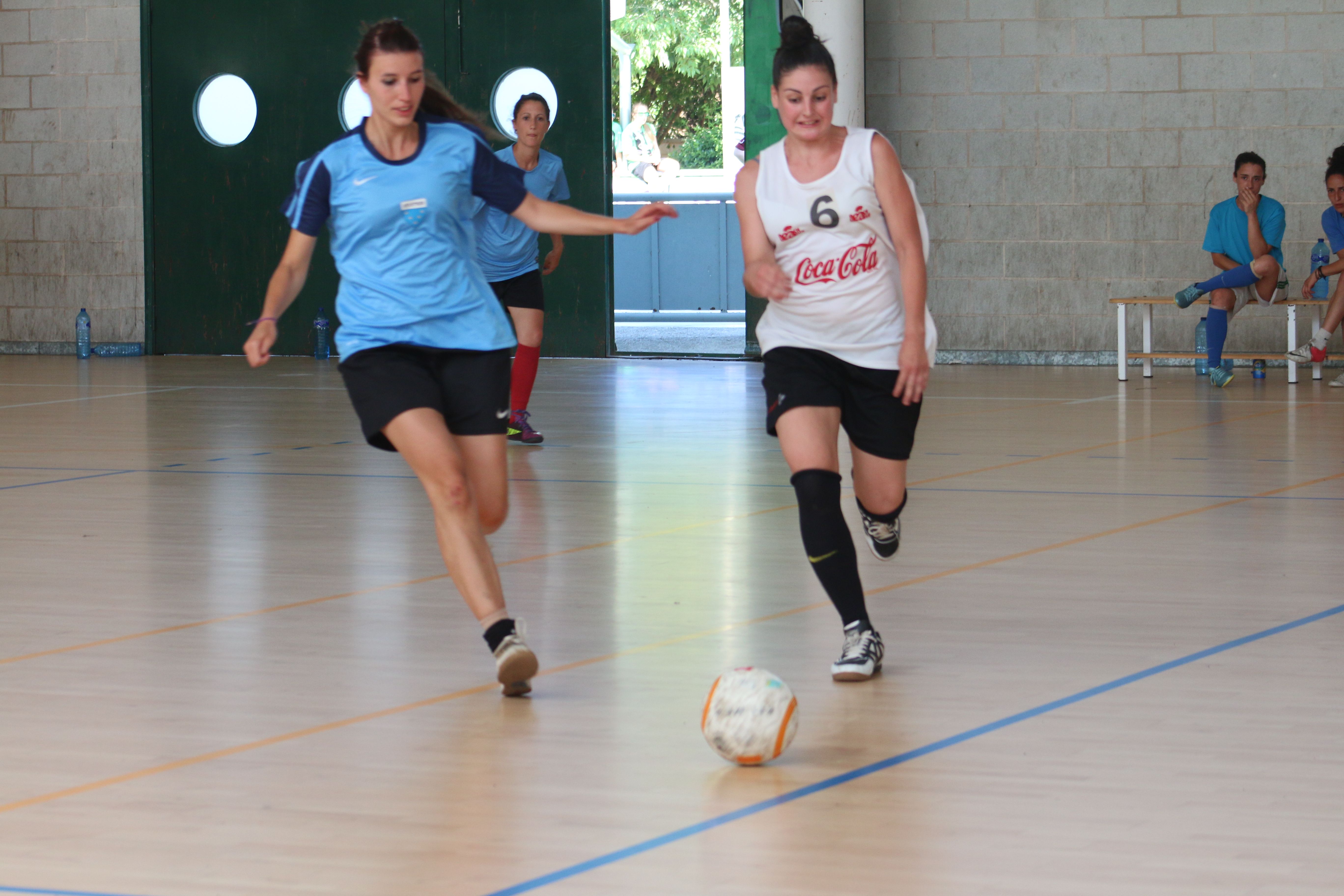 El Torneig 12 Hores de Futbol Sala Femení Pas a Pas amb el Càncer de Mama es juga a la zona esportiva municipal de la Floresta. FOTO: Lali Álvarez