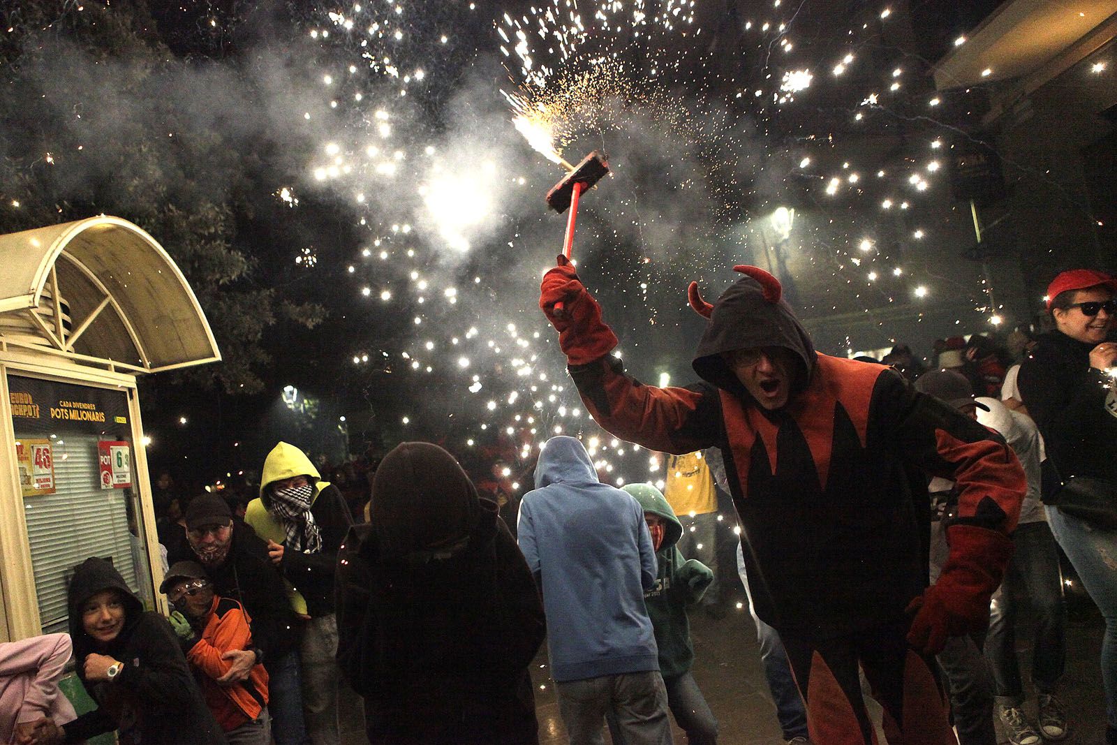 El correfoc ha recorregut el centre de la ciutat. FOTO: Artur Ribera