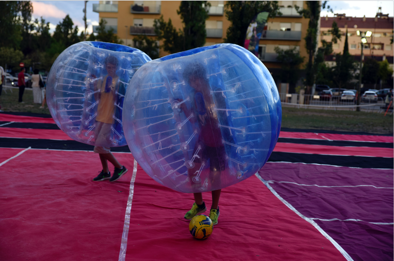 Els partits de Buble Futbol ha estat l'activitat estrella de la primera edició de la Quedada Jove de la Festa de l'Esport al Carrer. FOTO: Bernat Millet 