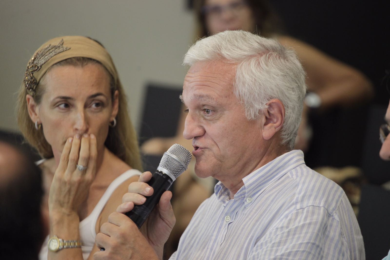 La intervenció de Joan Cirera durant el torn de participació ciutadana  FOTO: Artur Ribera