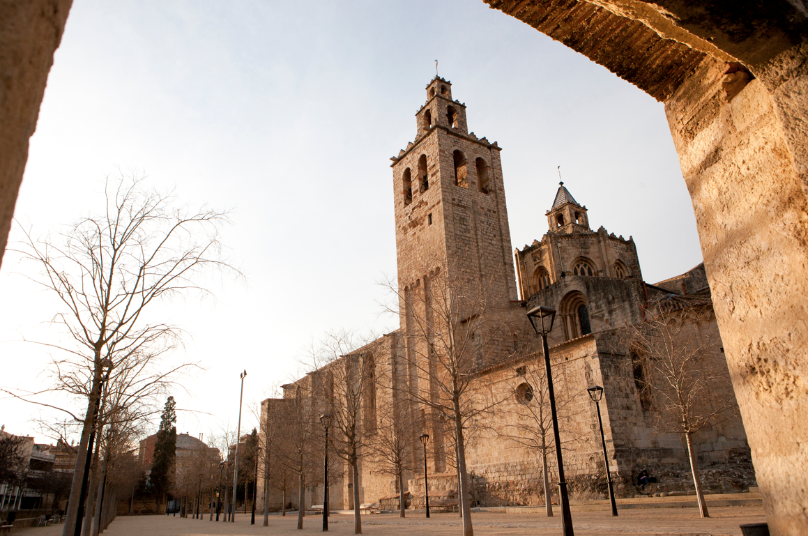 Una de les entrades al recinte del Monestir de Sant Cugat FOTO: Artur Ribera