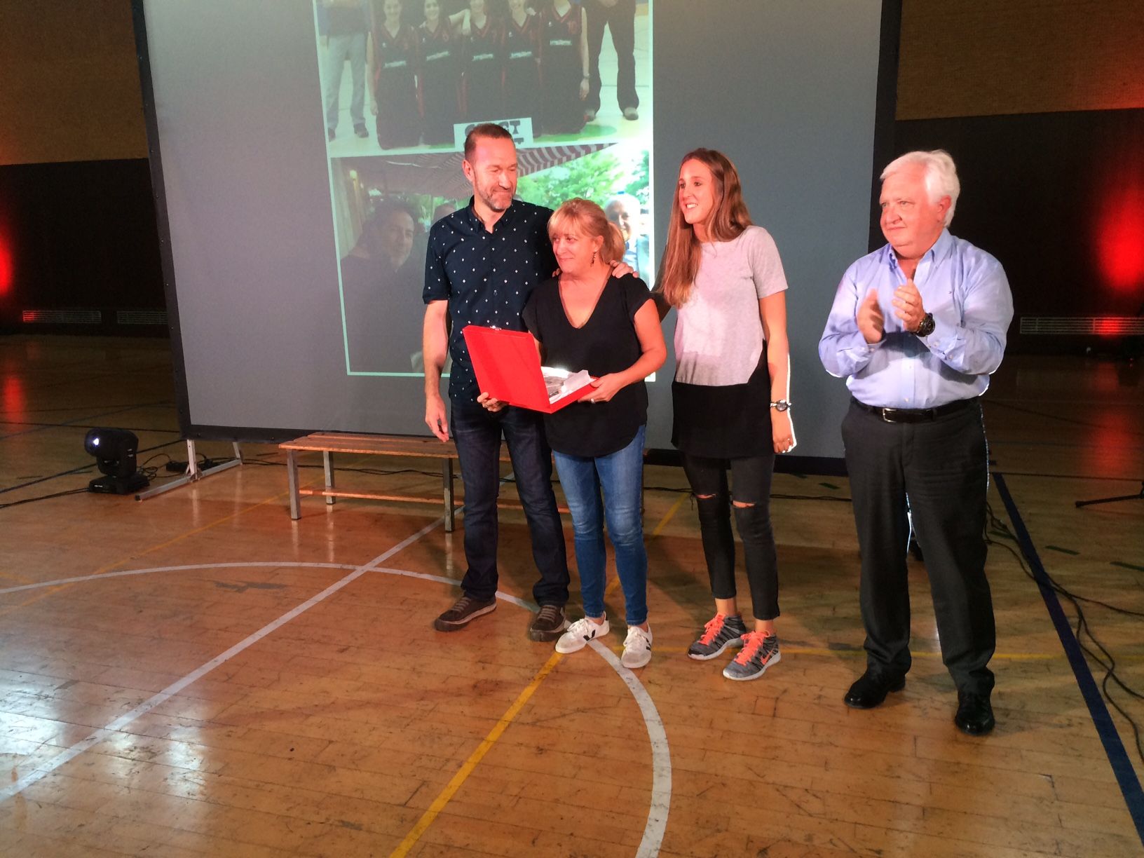 Gemma Coderch i Itziar Llobet han rebut de la mà de Vicenç Beltran una placa de reconeixement a títol pòstum per a Pere Llobet. FOTO: Àlex López Puig