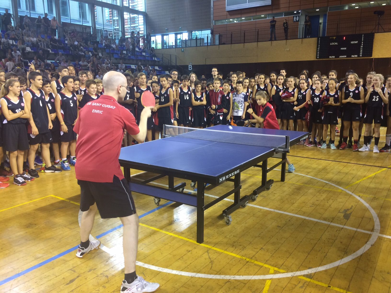 També s'ha fet una exhibició de tennis de taula entre Enric Bosch i Mariona Munné. FOTO: Àlex López Puig