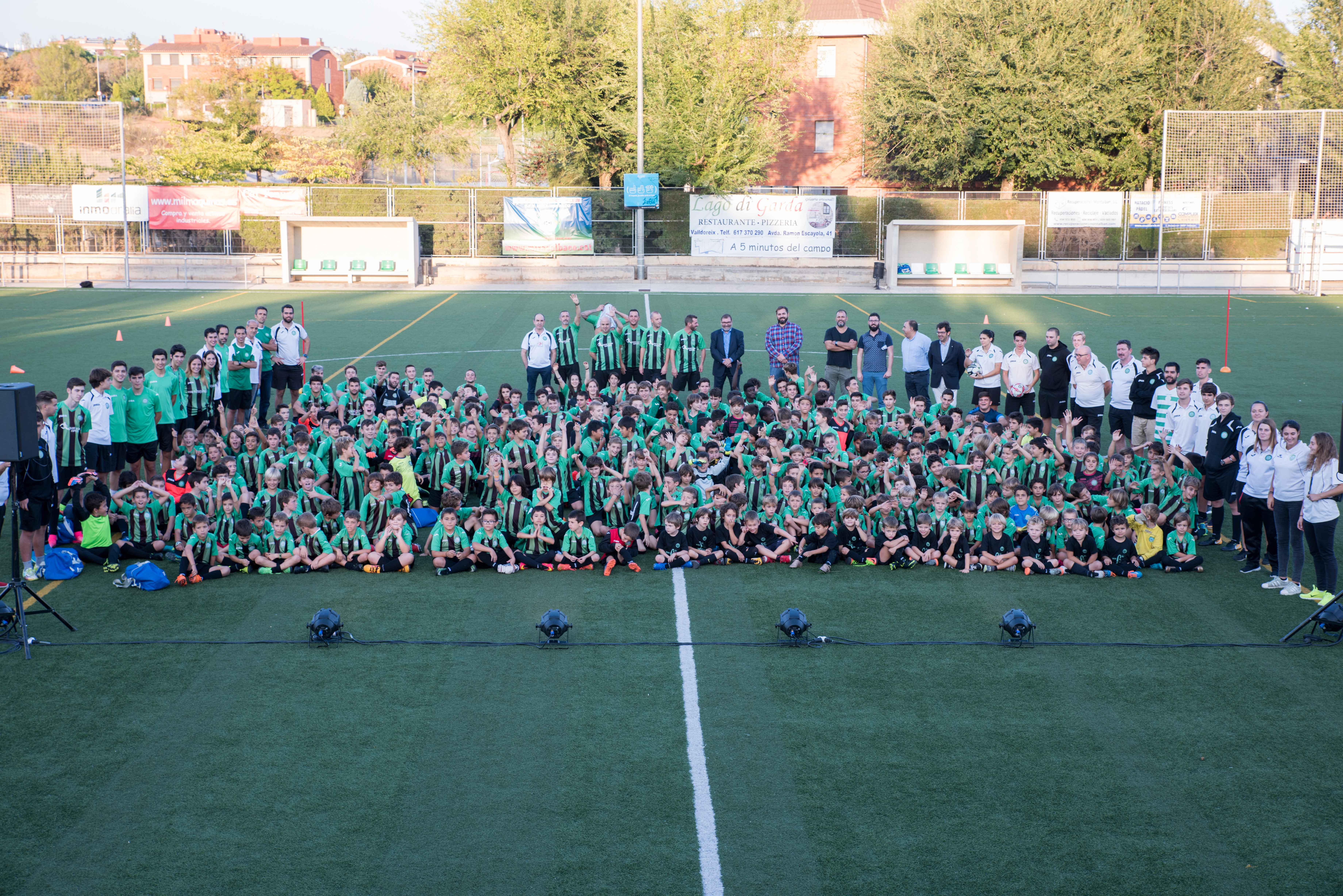 Fotografia amb tots els equips i entrenadors del CFU Mira-sol Baco. FOTO: Bernat Millet