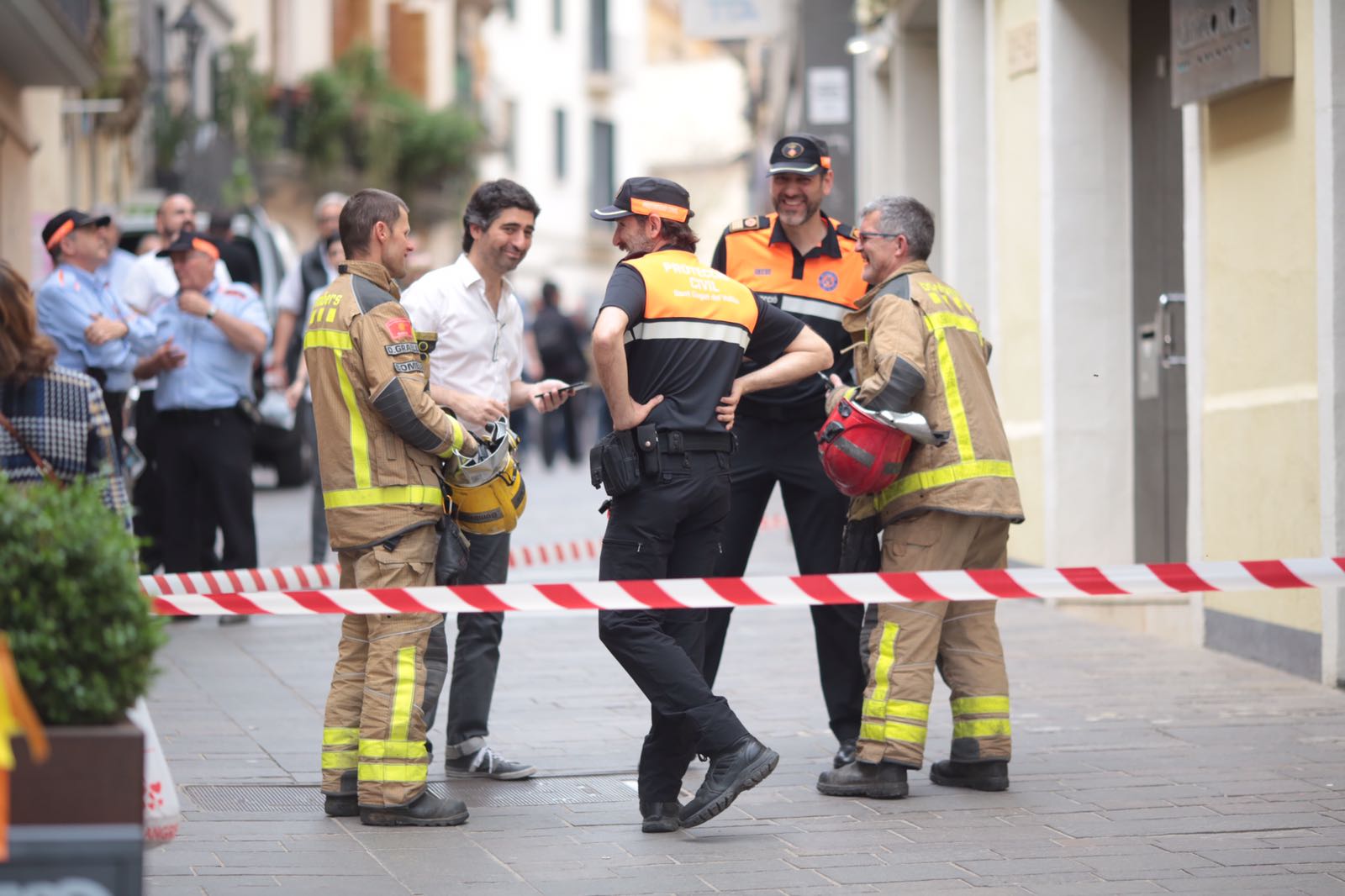 Proteccio civil i Bombers han acordonat el carrer Major a causa de l'eixam. FOTO: Artur Ribera.