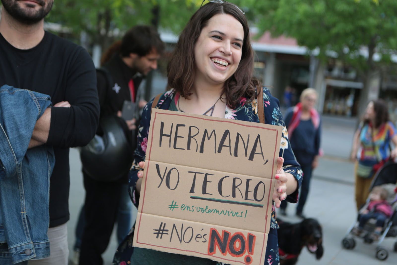 Diferents pancartes de suport s'han pogut veure a la plaça FOTO: Artur Ribera 