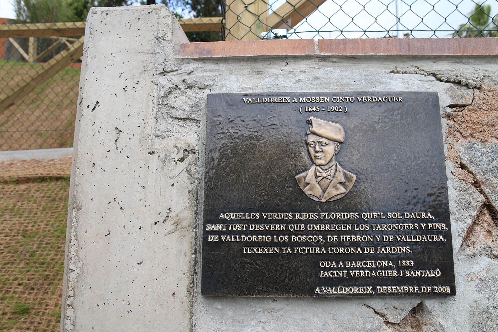 Placa a Cinto Verdaguer a la nova zona enjardinada. FOTO: Lali Álvarez. 