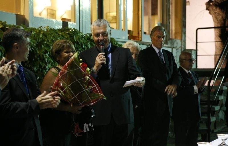 El president del Club de Golf SC dóna un ram de flors a la dona de Richard