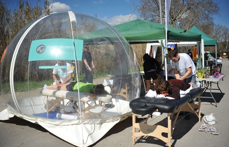 Servei de massatges i respiració d'aire pur per part de Mans de Sant