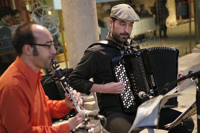 Uns dels molts músics que donaven la nota músical d'aquesta Nit de l'Art