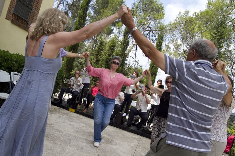 Sardanes amb la Cobla Principal de Cassà. FOTO: Arxiu