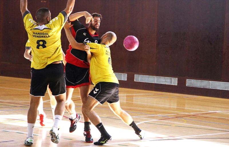 El Club Handbol Sant Cugat Guanya L'últim, El CE Vendrell