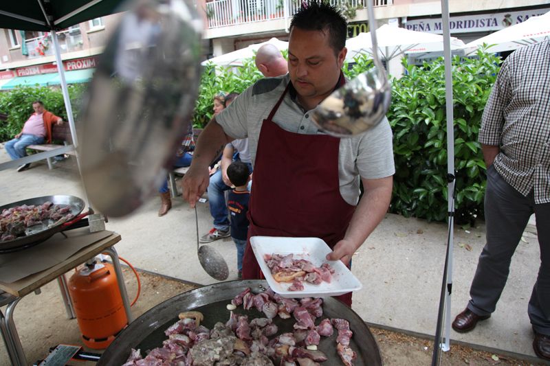 Dinar del 15è aniversari de la Penya Madridista Sant Cugat a la Plaça d'en Coll. FOTOS: Lali Puig