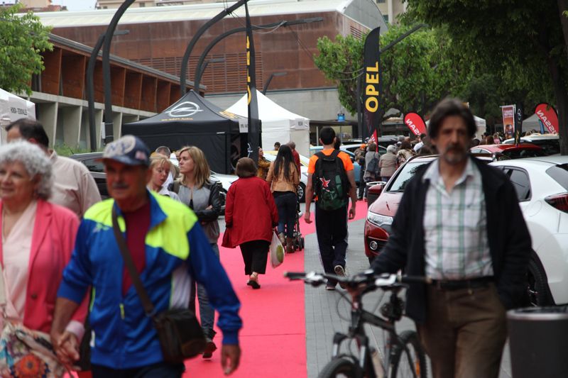 Dissabte: Exposició de novetats en l'automoció  a la Rambla del Celler. FOTOS: Lali Puig