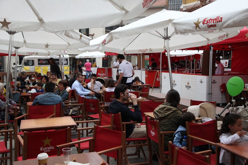 Diumenge: Degustació de mercat i la Coral Coralí a la Plaça Sant Pere. FOTOS: Lali Puig