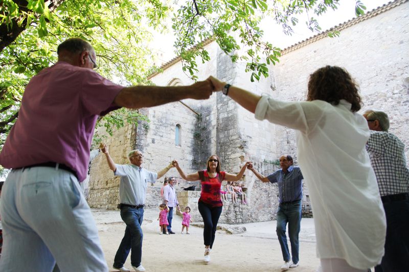 Sardanes als Jardins de darrera el Monestir. FOTOS: Lali Puig