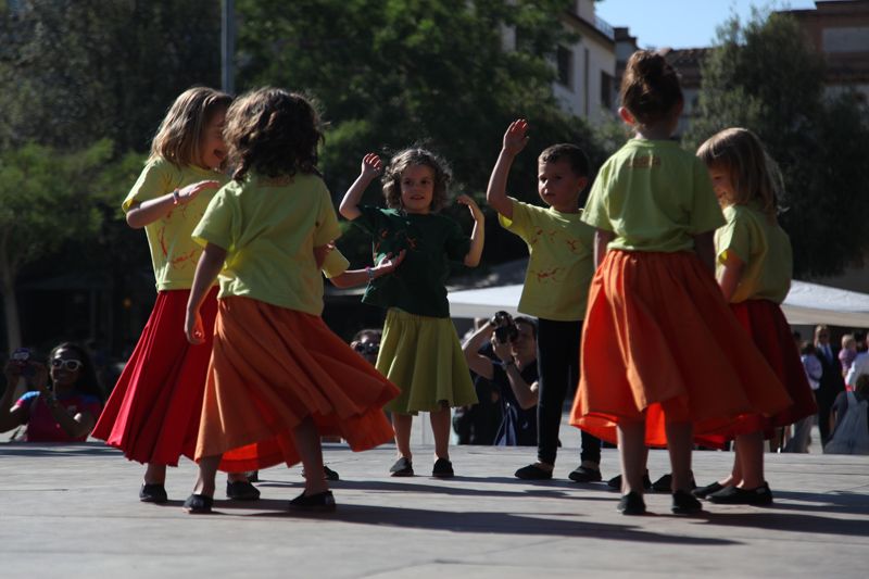 Ballada de final de curs d’Andança (Esbart) a la Plaça Octavià. FOTOS: Lali Puig