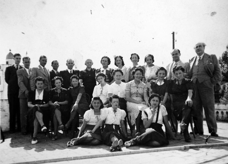 Foto familiar en una de les terrasses de la casa. El primer per la dreta és el Sr. Ramon Negre i la primera per l'esquerra asseguda és Maria Cortés, mare de Roser Adeva.