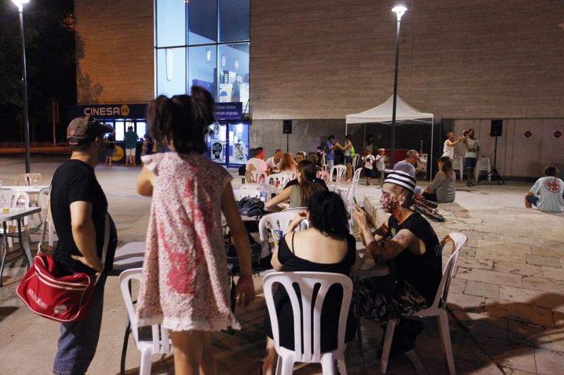 Sopar a la fresca amb música de pel·lícules pel Sant Cugat Fantàstic a la Plaça Gabriel Ferrater. FOTOS: Lali Puig