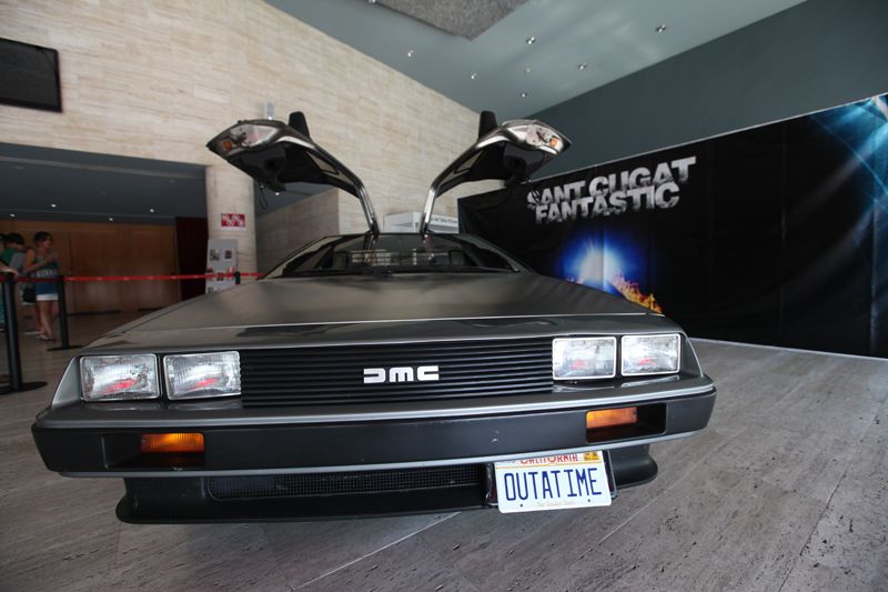 Arribada del DeLorean 'Back to the future' al vestíbul del Teatre-Auditori.  FOTOS: Lali Puig