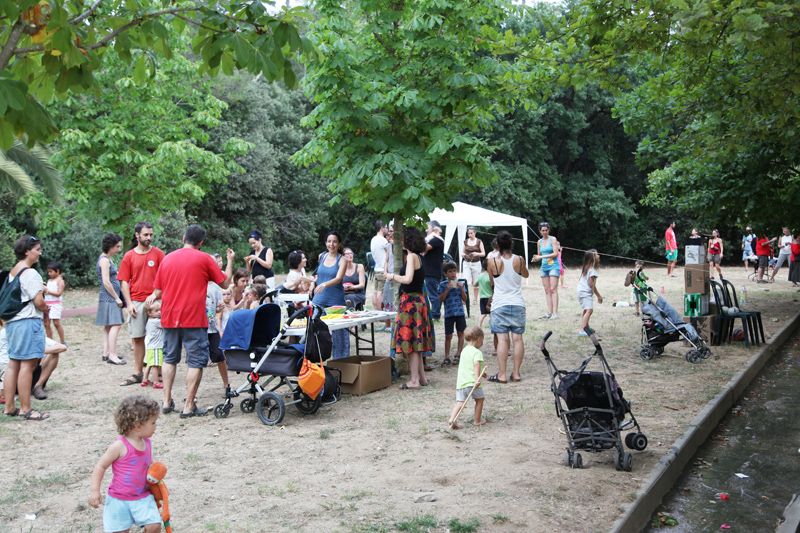 Jocs de Cucanya per a infants de totes les edats al Parc del Centre Social i Sanitari de la Floresta. FOTOS: Lali Puig