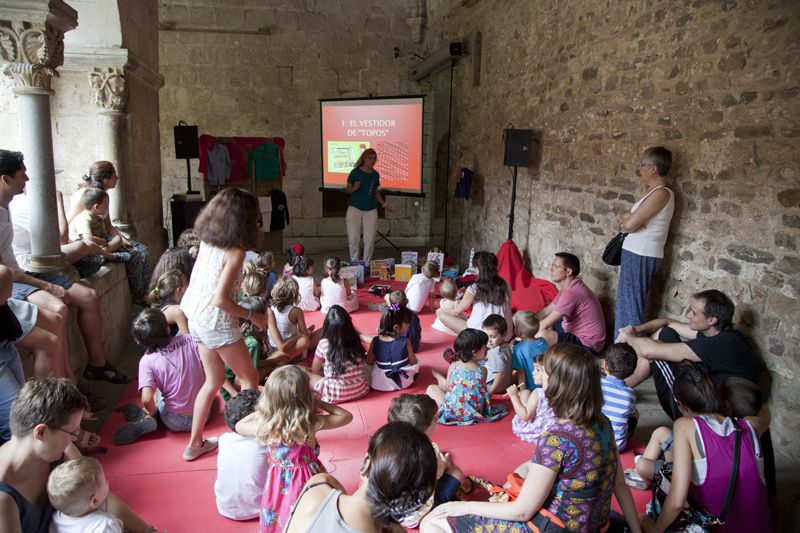 Contes amb Elisabet Carnicé al Claustre del Monestir. FOTOS: Lali Puig