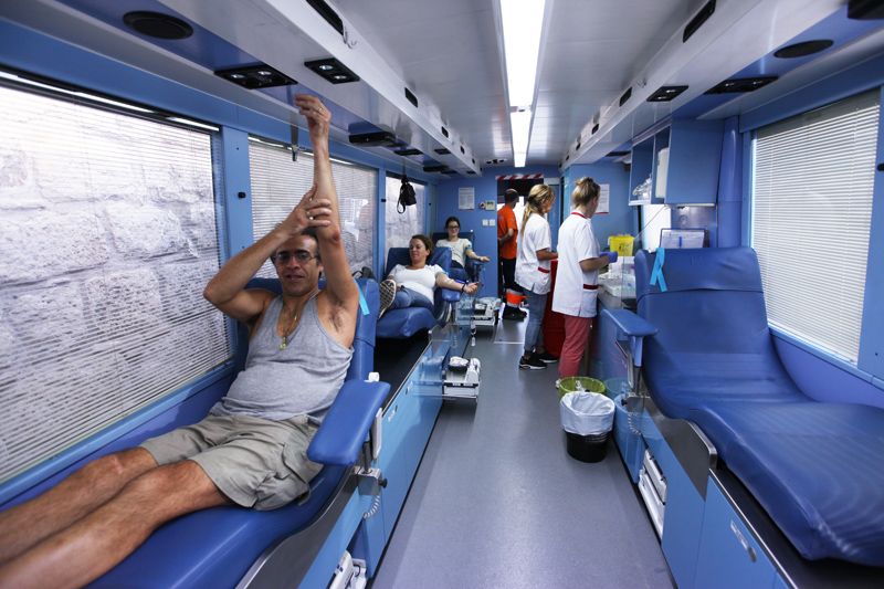 Autobús del Banc de Sang a la Plaça d'Octavià. FOTOS: Lali Puig